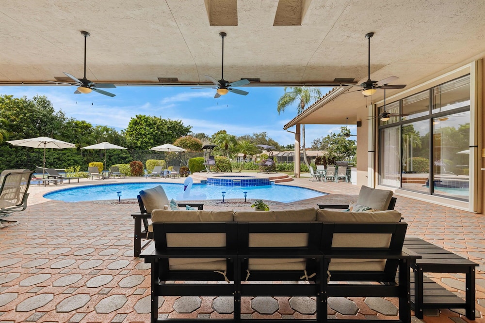 Grand 6BR Plantation Estate w/ Tennis & Pool