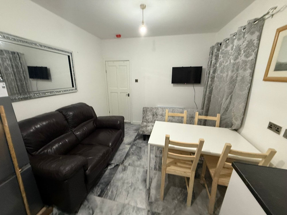 Modern 2 Bed Flat - Ideal for Families