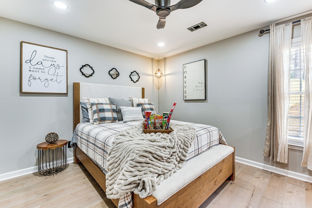 4 Mi to Airport: Atlanta Home w/ Deck & Hot Tub