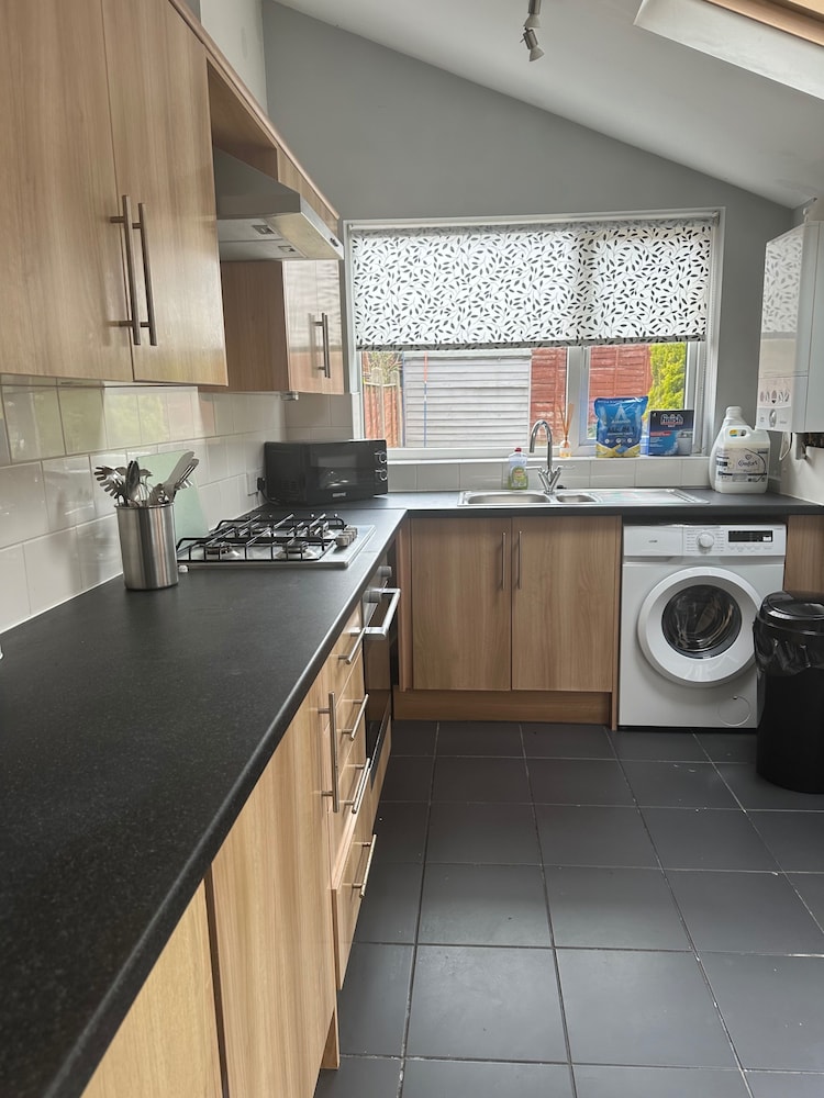 Cosy 4-bed - Sleeps 7, Garden & Pet-friendly