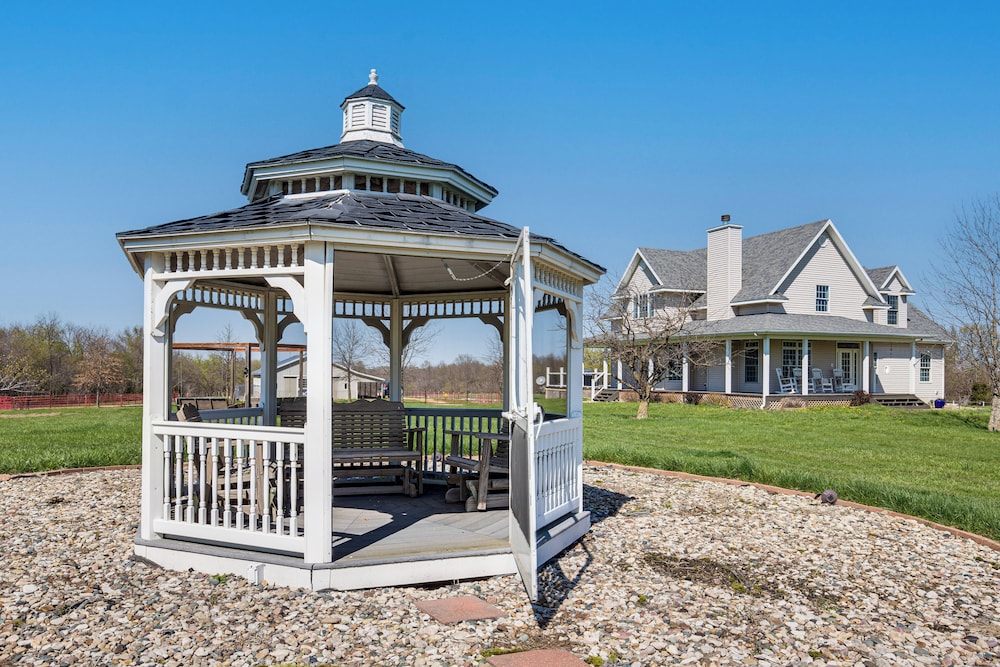 Fire Pit & Gazebo: Rural Warrensburg Getaway!