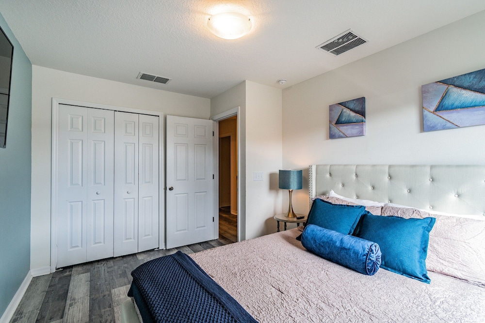 4BR Townhome w/ Pool in Bella Vida Resort