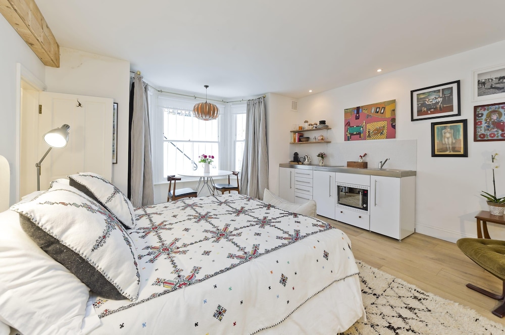Gorgeous Stylish Interior Designed 5 Bed Home in Holland Park - Superb Location