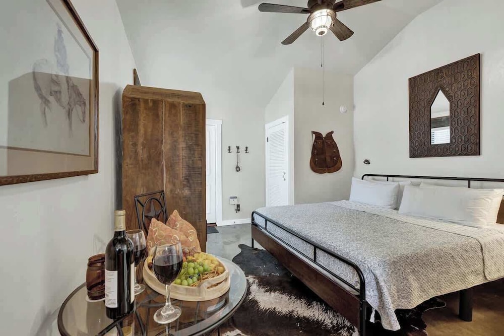Tejas Suite Walking Distance to Main St!