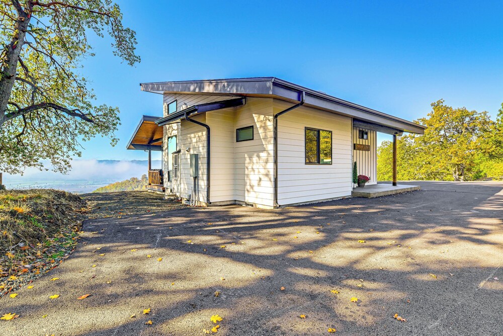 Dreamy Hilltop View: Roseburg Wine Country Retreat
