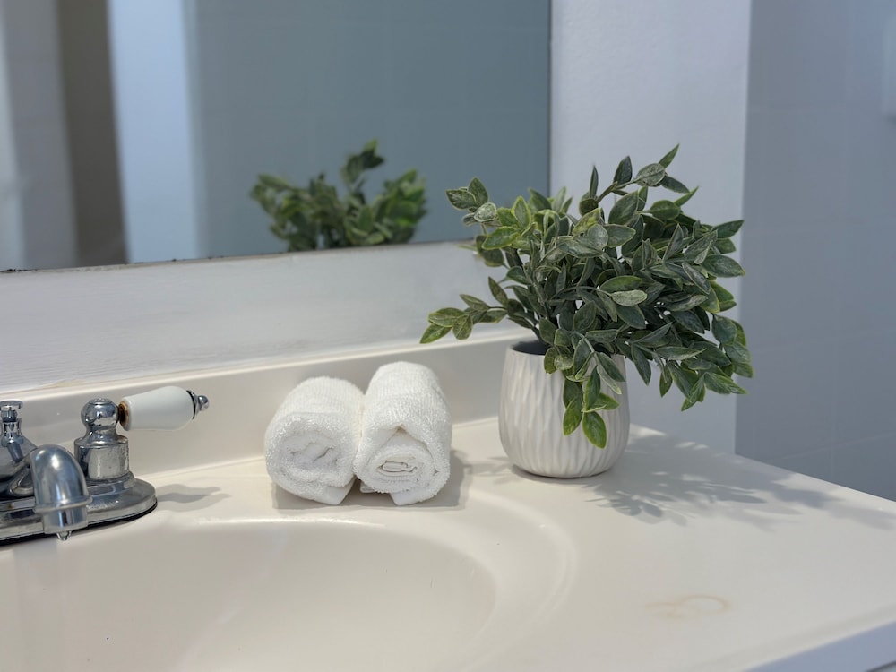 Islands Inn on the Drive - Sunshine 2BD Suite - A0