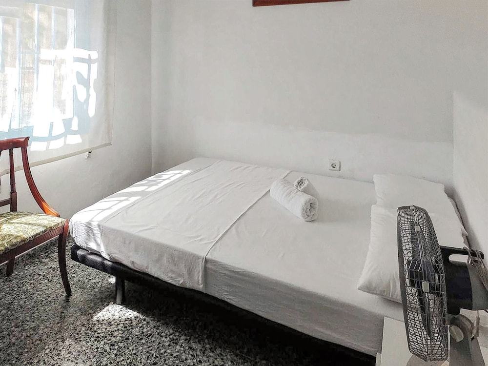 House With Exclusive Pool and Garden 7 min Walk From the Beach and the Center