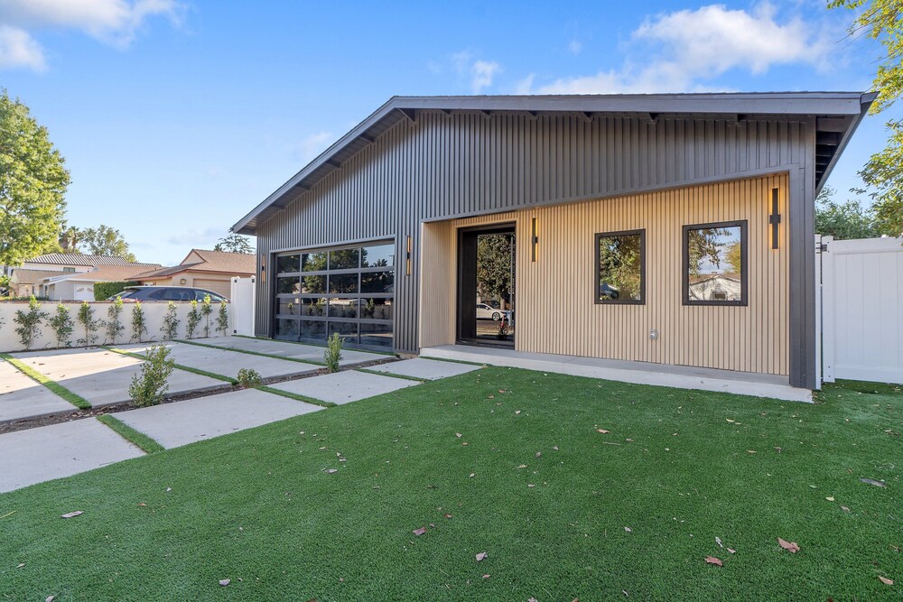 Noble Modern - Urban Sanctuary in Sherman Oaks With Poolside and Patio