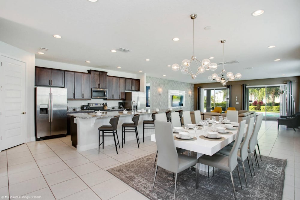 Stylish Family Home Sleeps 22 Enc101 view 3