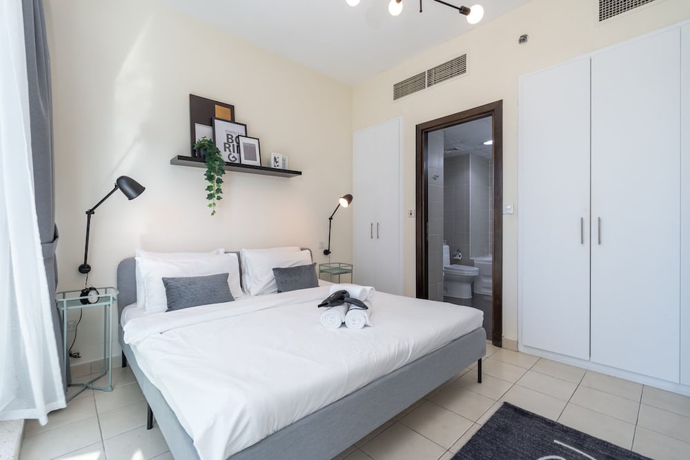 Refined 1BR Retreat in The Point Tower - Marina