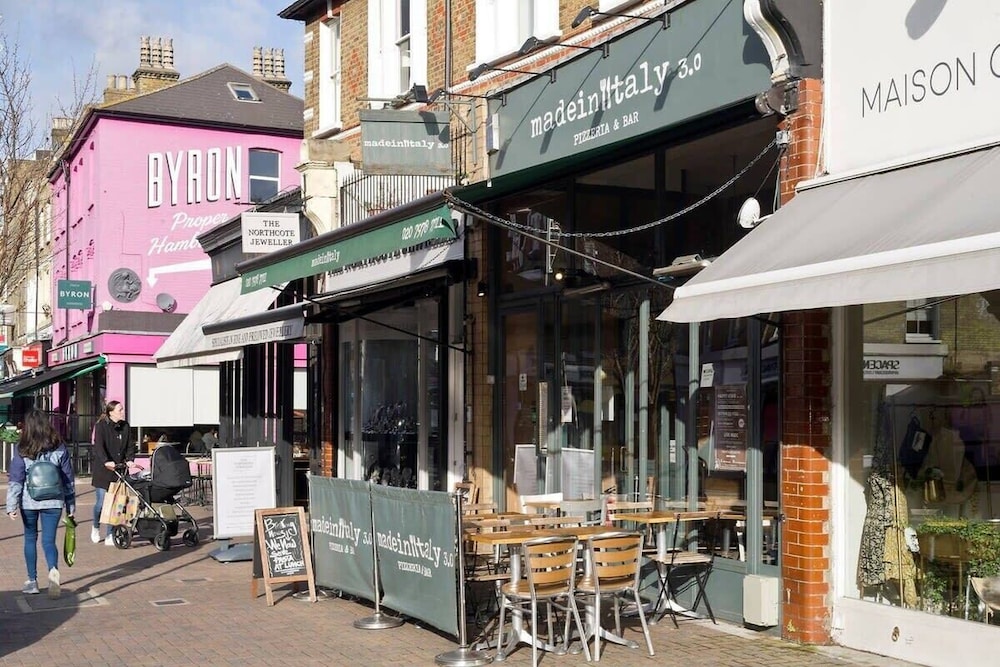Spacious 4 Bed House, Battersea