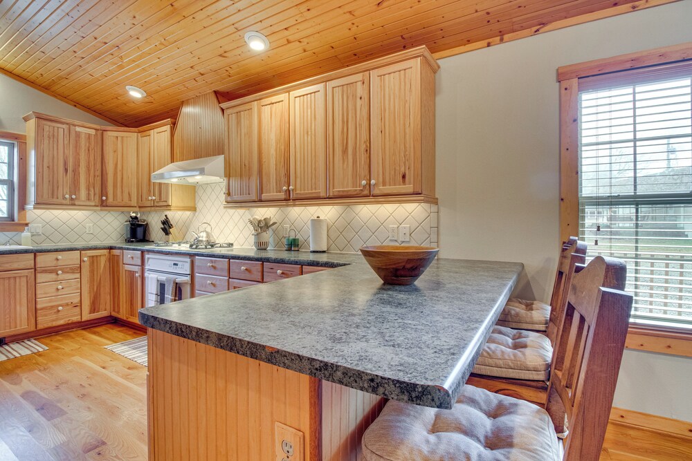 Norfork Lake Access: Cabin w/ Deck & Water View!