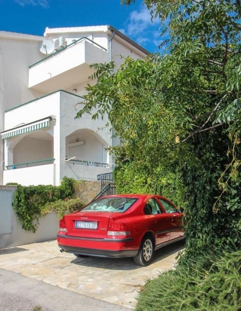 Šara - Free Parking - SA1 view 4