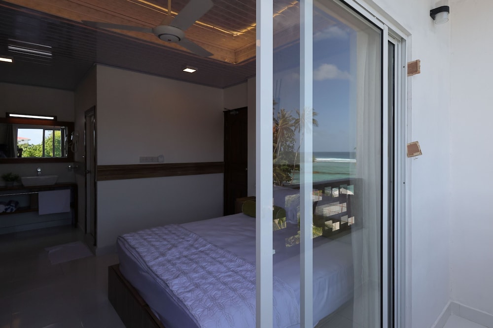 Batuta Maldives Surf View 11