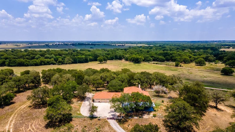 Spacious 90-acre Ranch Ideal for Families Reunions Events Sleeps 13 San Marcos River Access