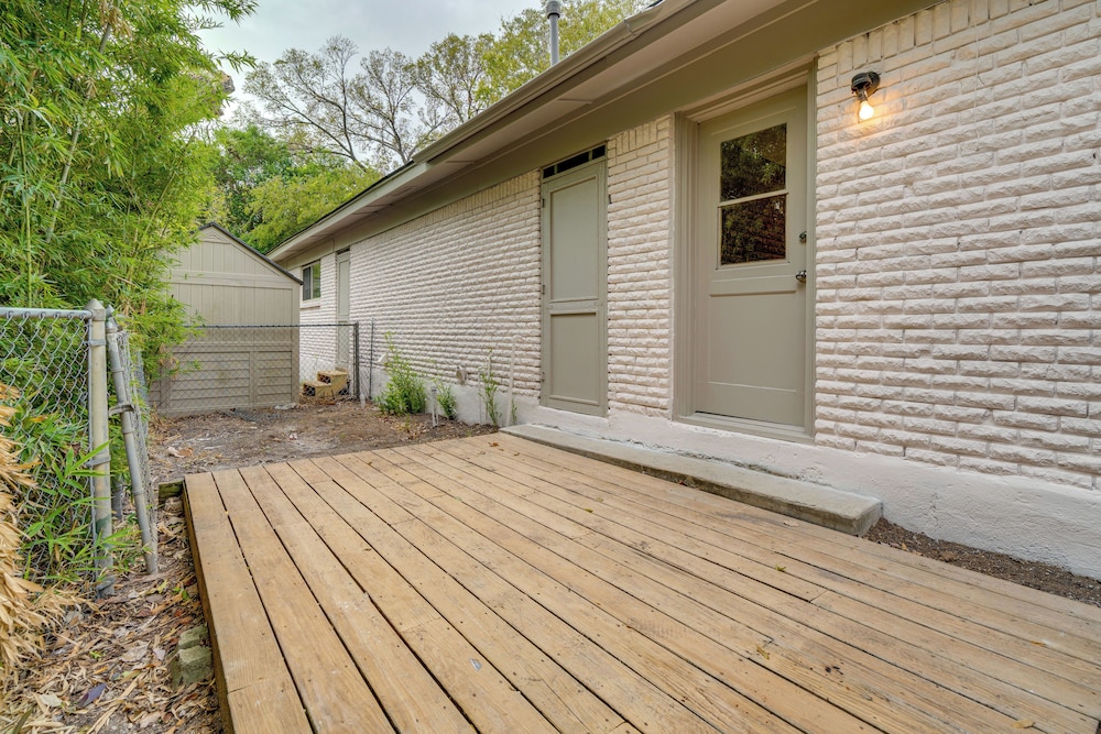 1/2 Mi to UT Austin Campus: Well-equipped Duplex!
