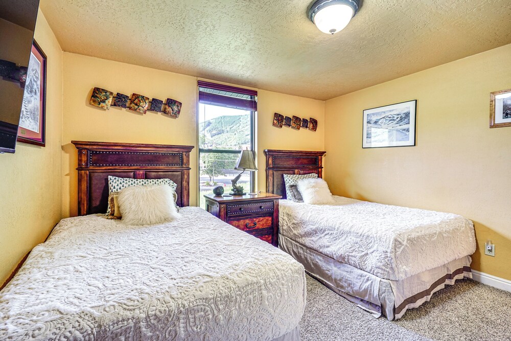 1/2 Block to Lift Bus Stop: Condo in Park City