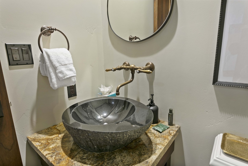 306 - Two Bedroom Arrowleaf 2 Condo