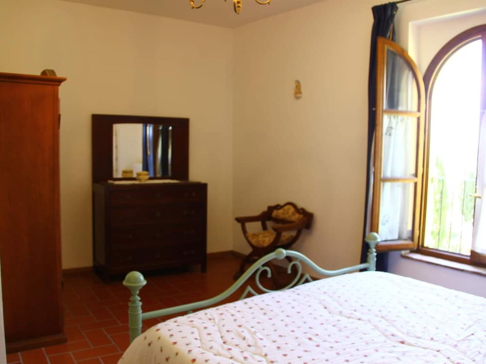 Farmhouse Living Amidst Vineyards view 3