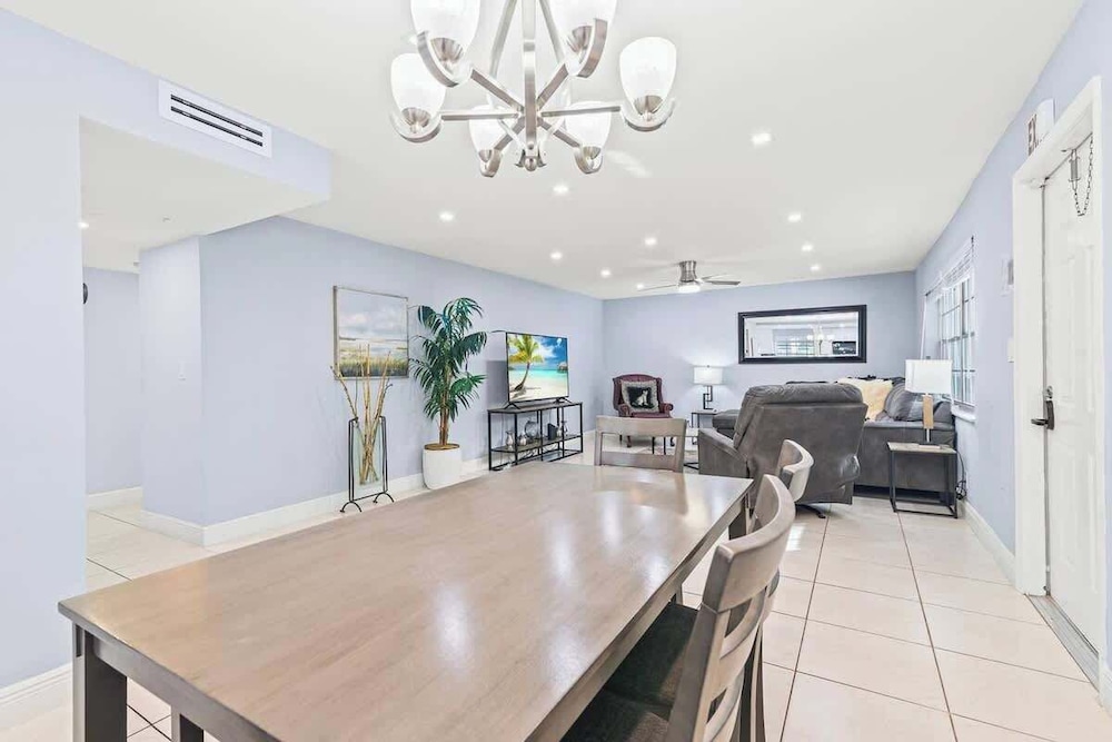 Colonial Manor Condos - Fort Lauderdale