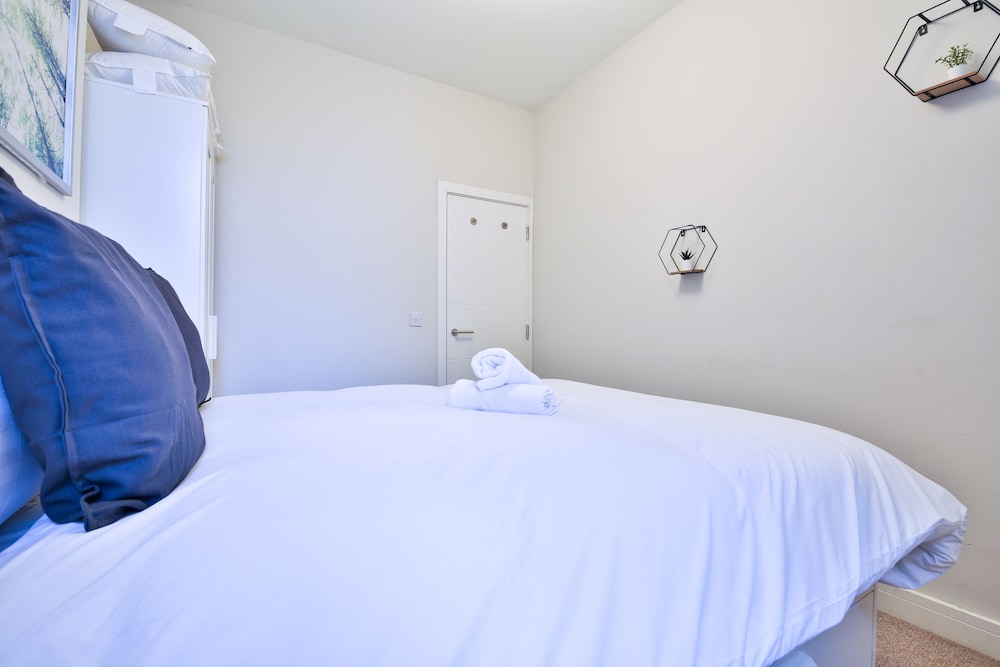 1-Bed City Nest in Cardiff view 2