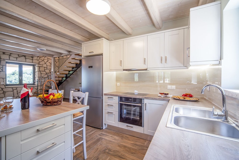Luxury Villa Irida view 4