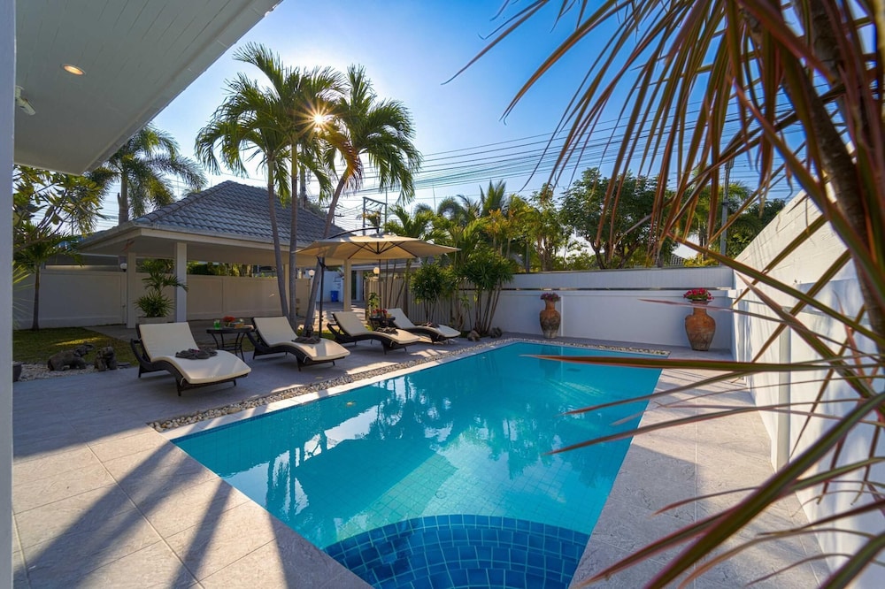 Modern Private 3 Bedroom Pool Villa GA1