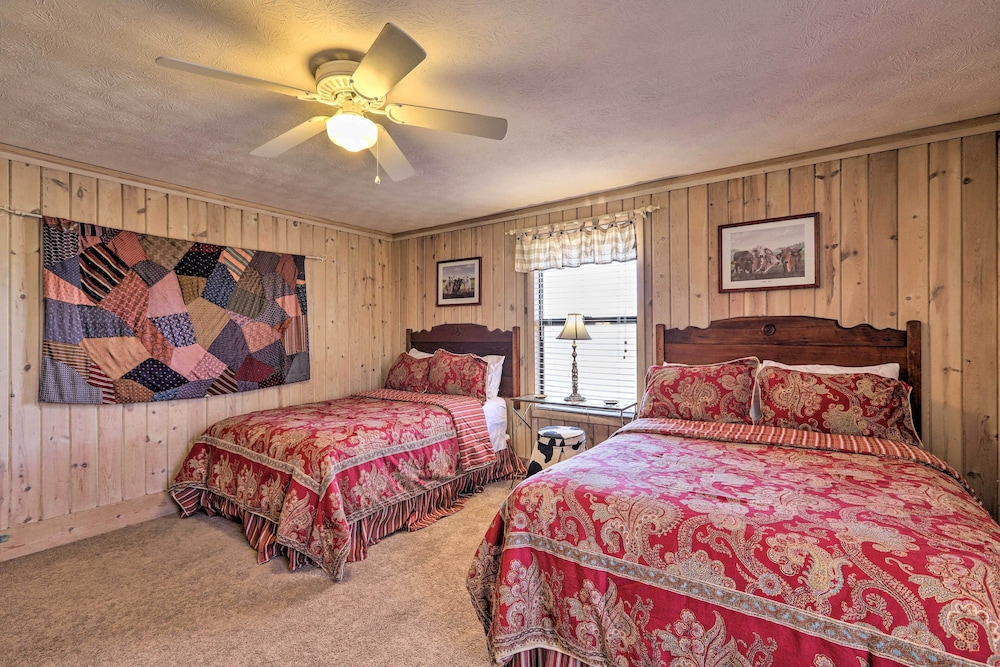 Cozy Caymus Cabin ~ 3 Miles to Callaway Gardens! view 5