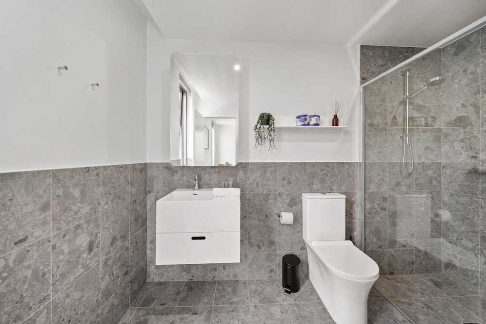 Bright 2-bed Apartment With Gym, BBQ & Pool Access