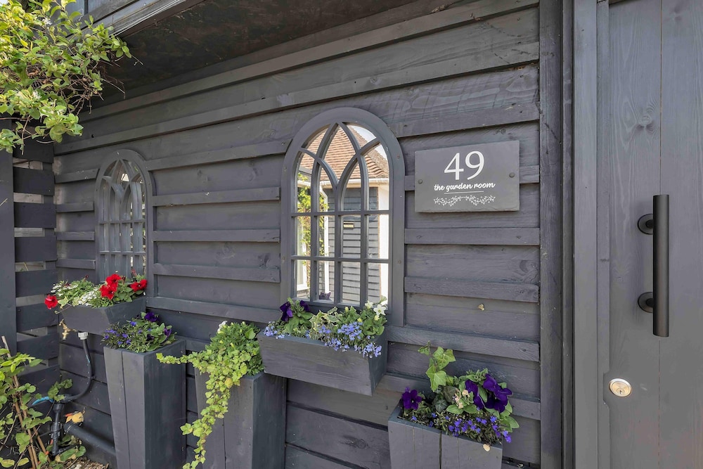 Garden Room With Parking By My Getaways