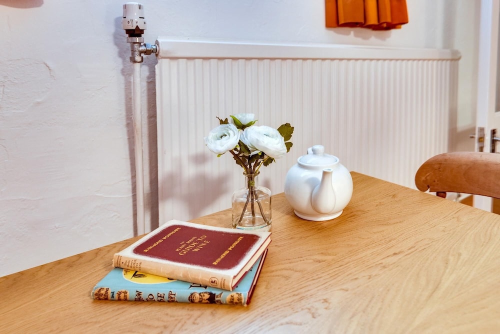 Oxford Vacations - The Summertown Studio 1 Bedroom Kitchenette - Property Image 16