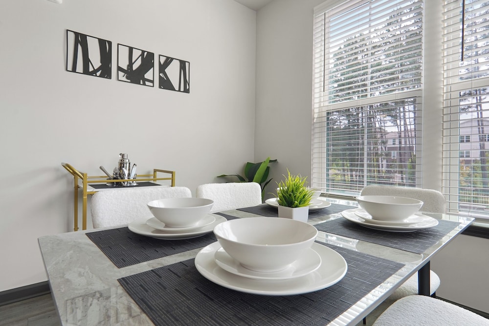 Luxe King 3BR Suite in North Raleigh