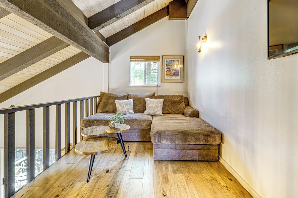 Walk to Diamond Peak: Luxe Chalet w/ Mtn-view Deck