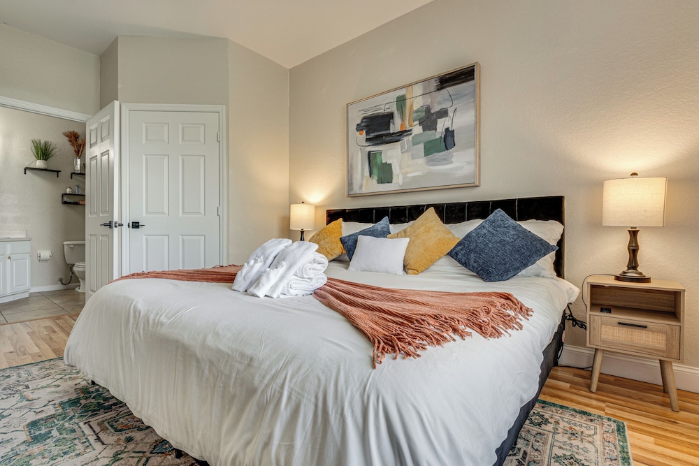 4 Mi to Disney: Family-friendly Resort Getaway!