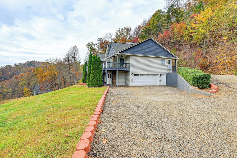 Near Hikes & Waterfalls: Smokey Mtn-view Haven!