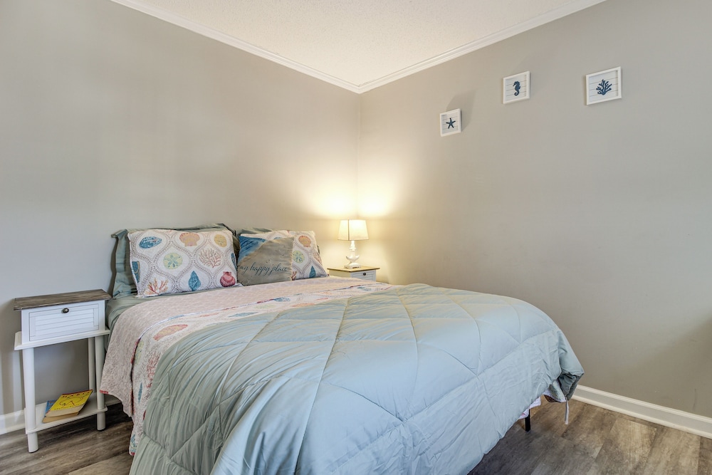 Walk to Ocean: North Topsail Beach Gem w/ Balcony!