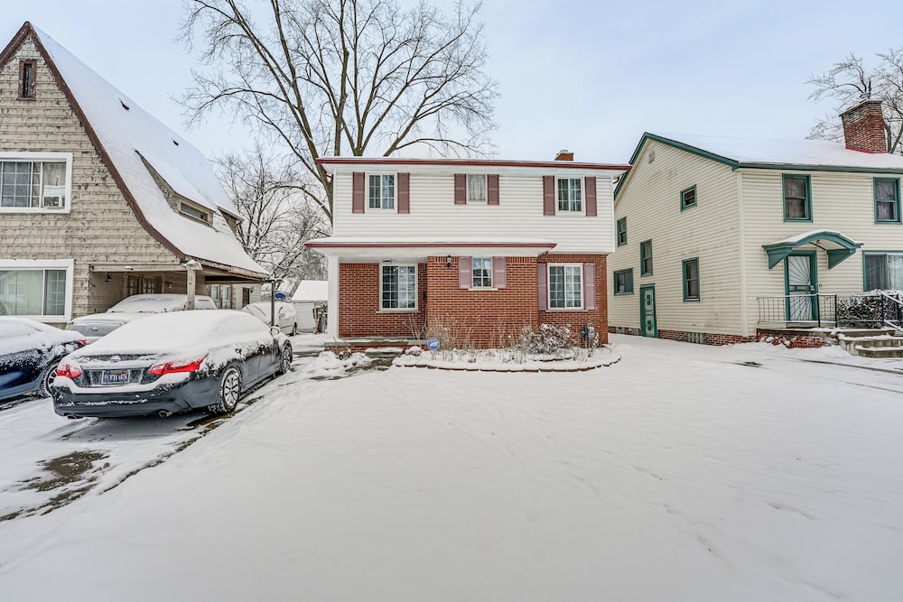 15 Mi to Dtwn Detroit: Cozy Family Home w/ Yard!