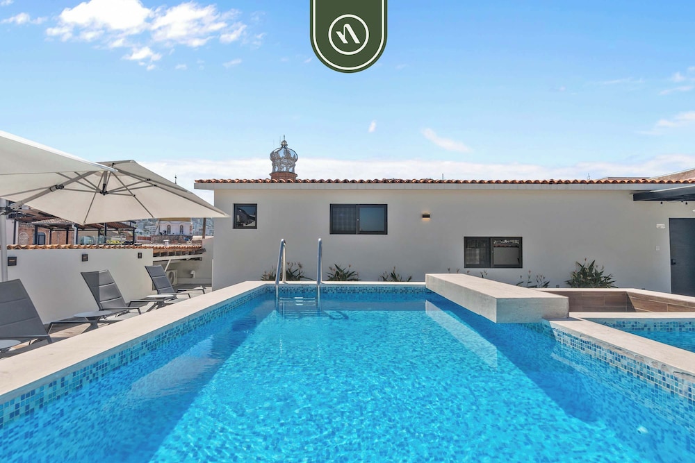 Restored Historic 2 BR Condo in Downtown - Pool