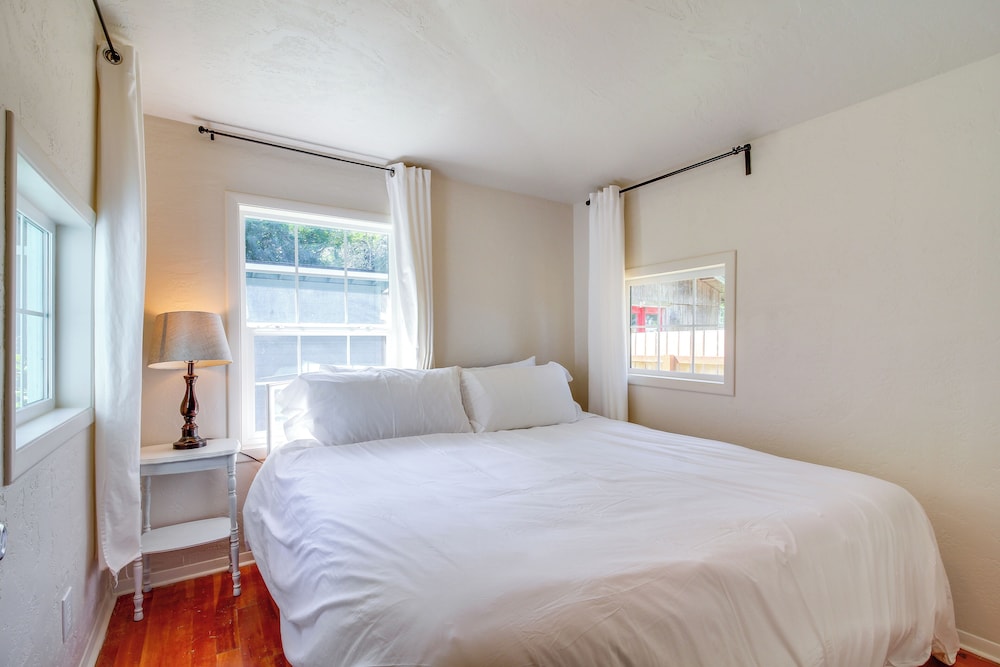 < 1 Mi to Coquille River: Cottage w/ Private Yard!