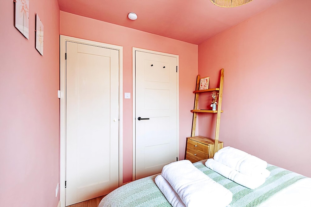 Bright 2-bed Home Near Putney Riverside