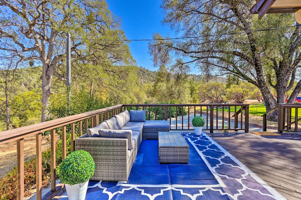 Lovely Oakhurst Cabin w/ Deck & Mtn Views! view 5