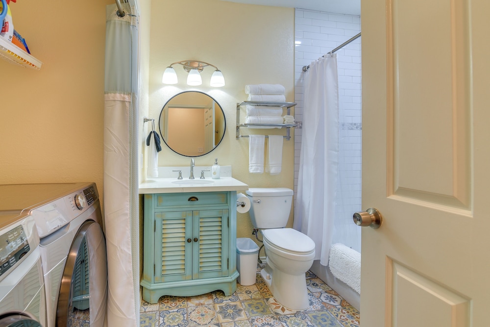 Great Location! Quiet Galveston Gem 1 Mi to Shore