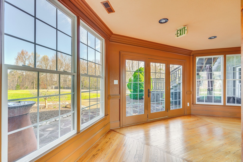 Private Hot Tub: 'bays View Lodge' in Kingsport!