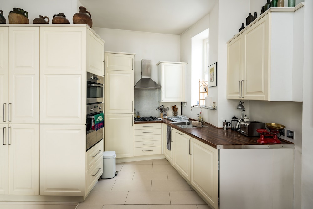 Sleek Simple & Peaceful 1Bd Flat Kensington