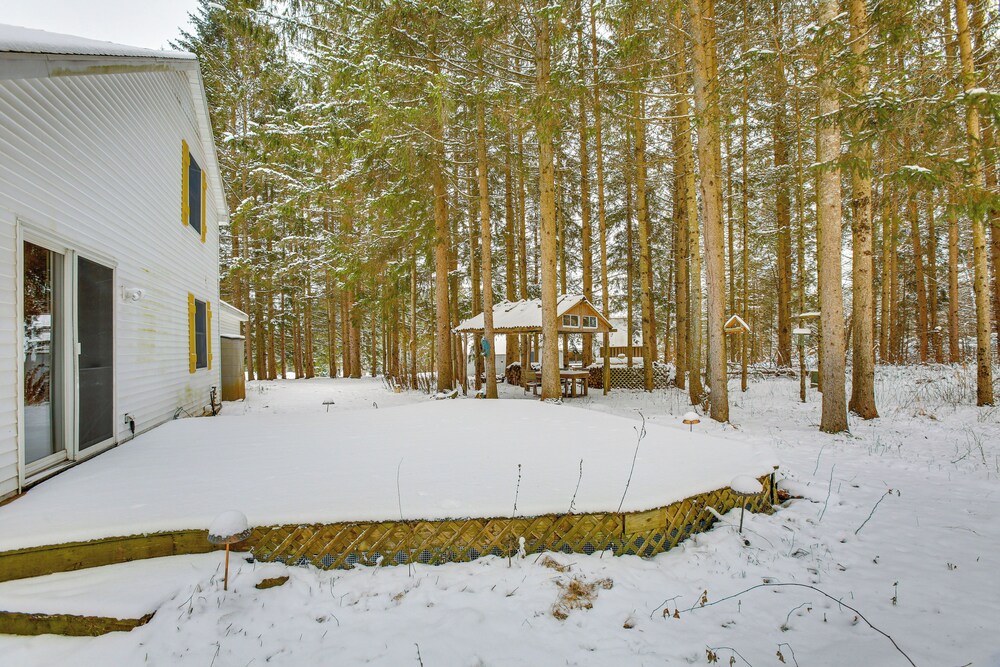 < 1 Mi to Snowmobile Trails: Cozy Cadillac Retreat