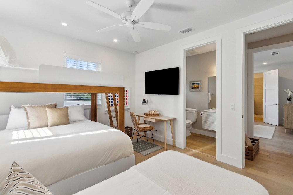 Serenity at Surfside by Avantstay Pool, Porches, Fire Pit & Arcade Near Vilano Beach