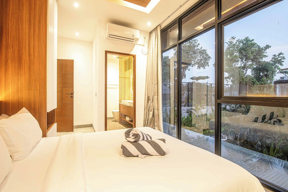 Opulent 5BR Modern Villa 400m From the Ocean