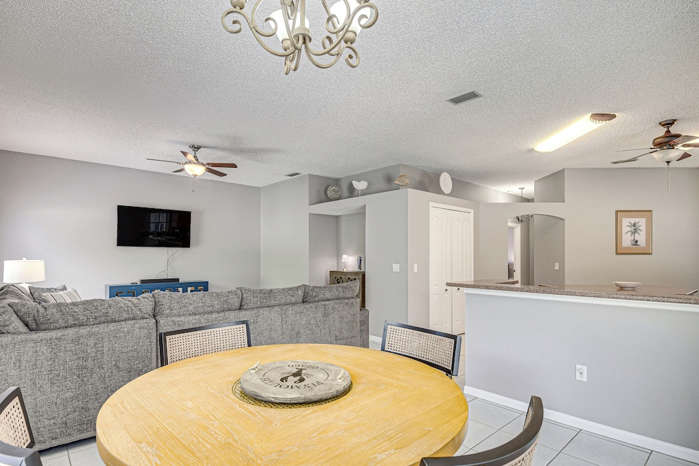 Saltwater Pool: Palm Coast Home < 2 Mi to Beach view 5