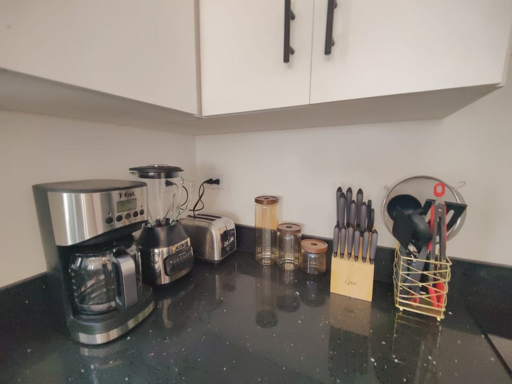 Beautiful 3bed 2bath new Home With Pool in Town