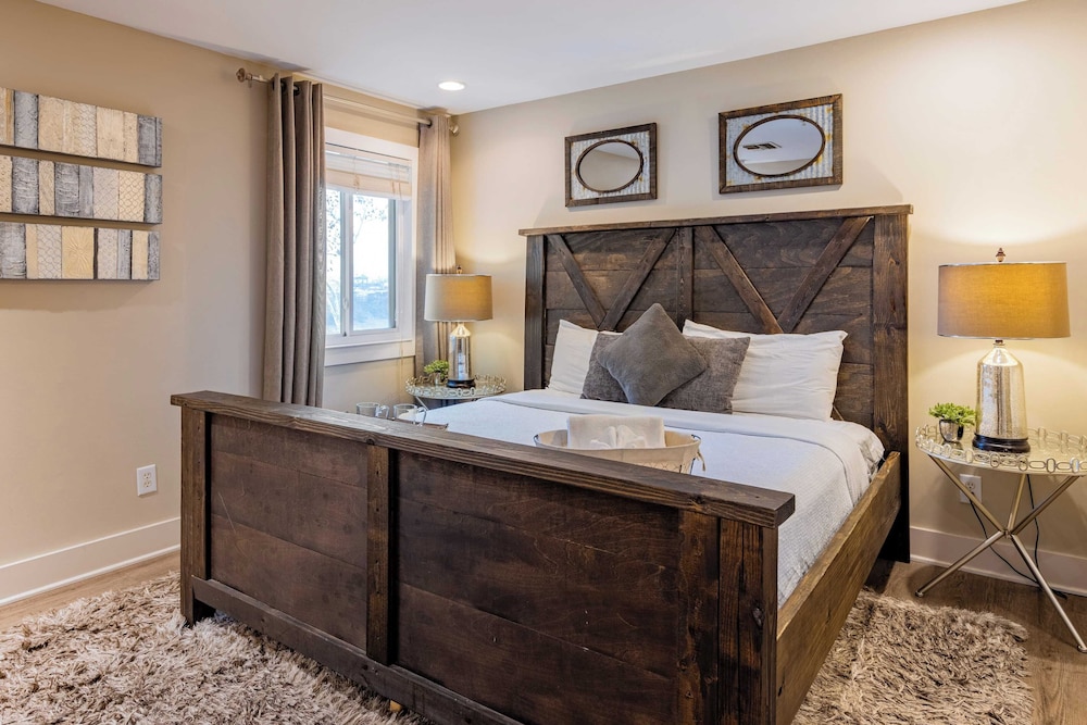 Cumberland River Views, Walk to Broadway, Downtown & Stadium Rockin' Riverfront